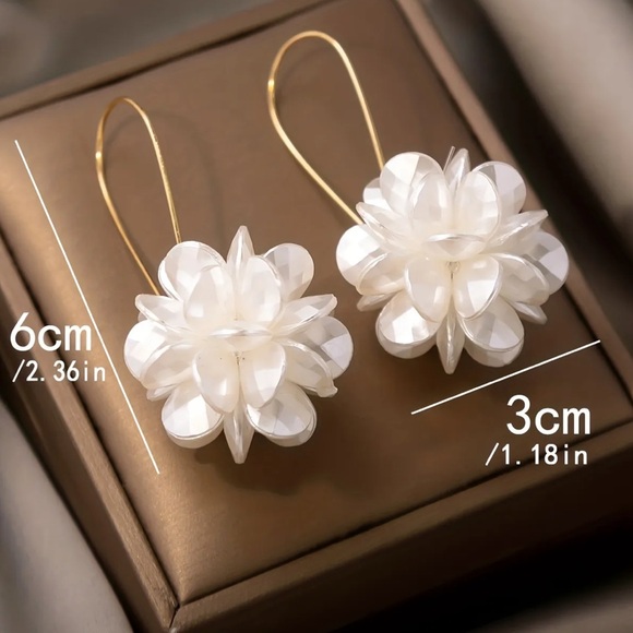 NIP white flower ball dangle earrings - Picture 3 of 3